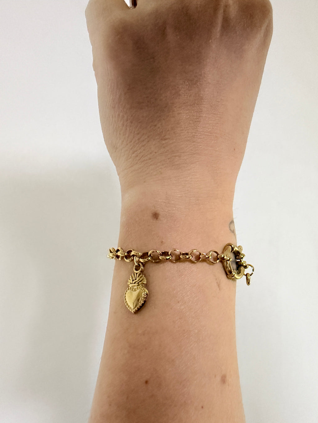 Bracciale Catena Rolò con Ciondolo Cuore Sacro – Acciaio Inossidabile Dorato