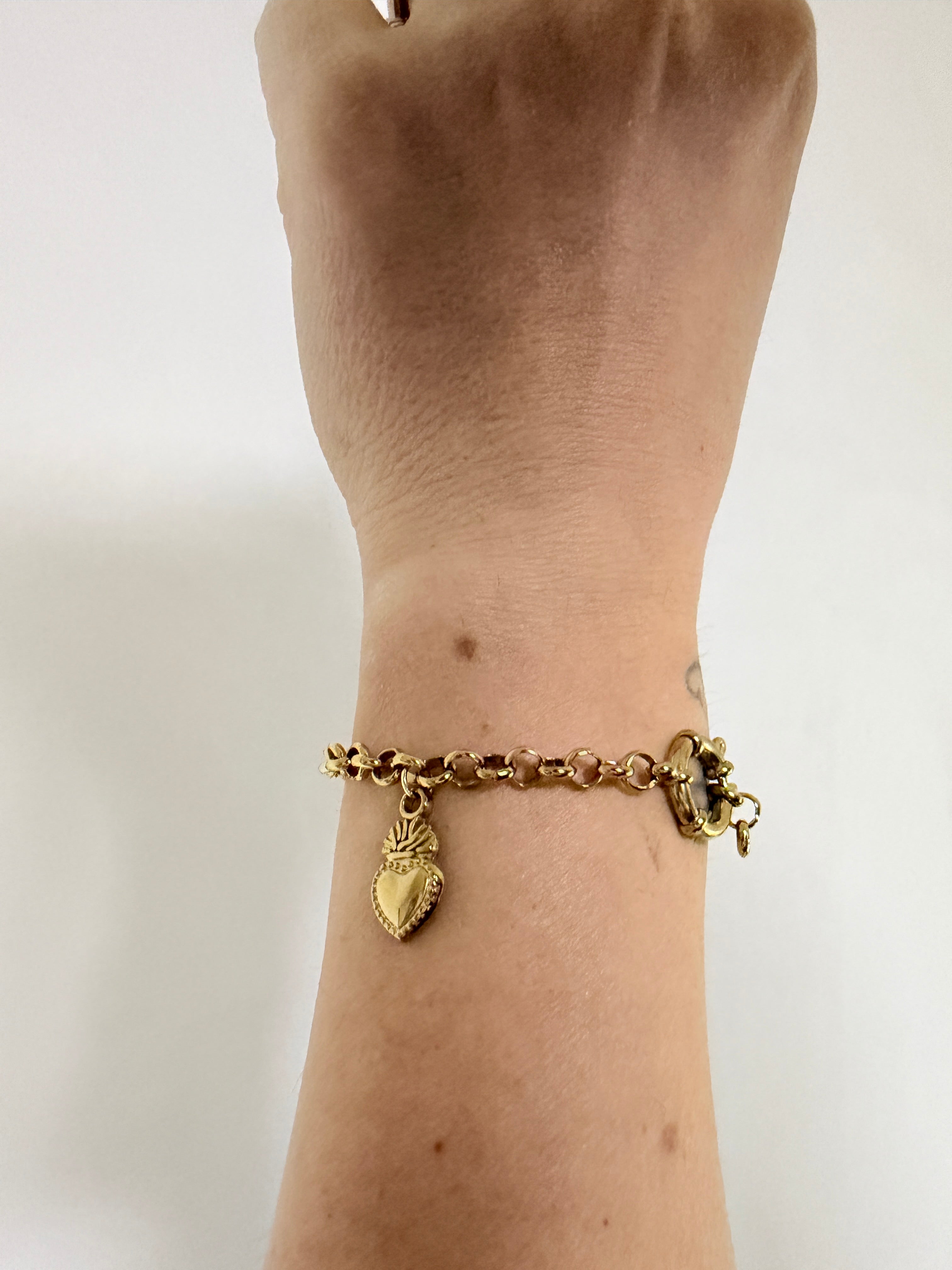 Bracciale Catena Rolò con Ciondolo Cuore Sacro – Acciaio Inossidabile Dorato