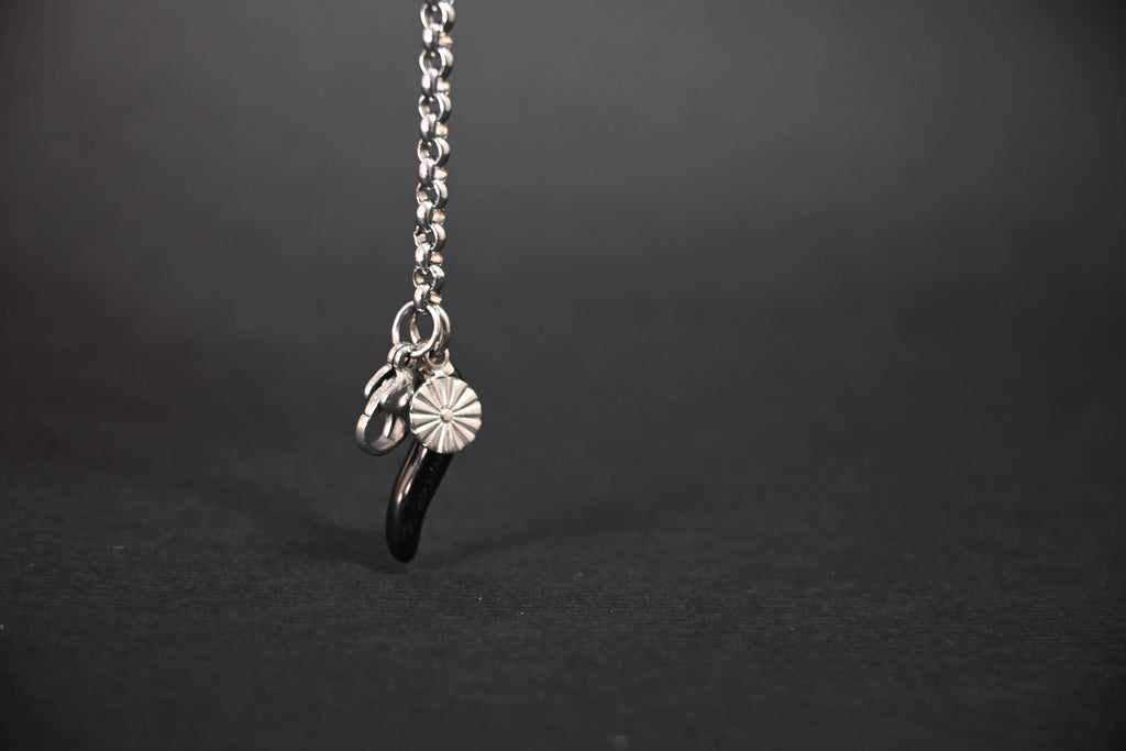 Bracciale Catena Rolò con Charm Corno Nero – Acciaio Inossidabile