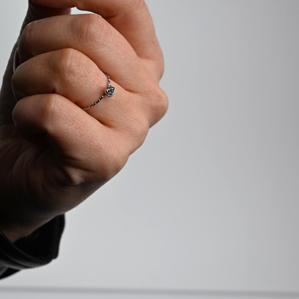 anello sottile con rosa - acciaio inossidabile 304