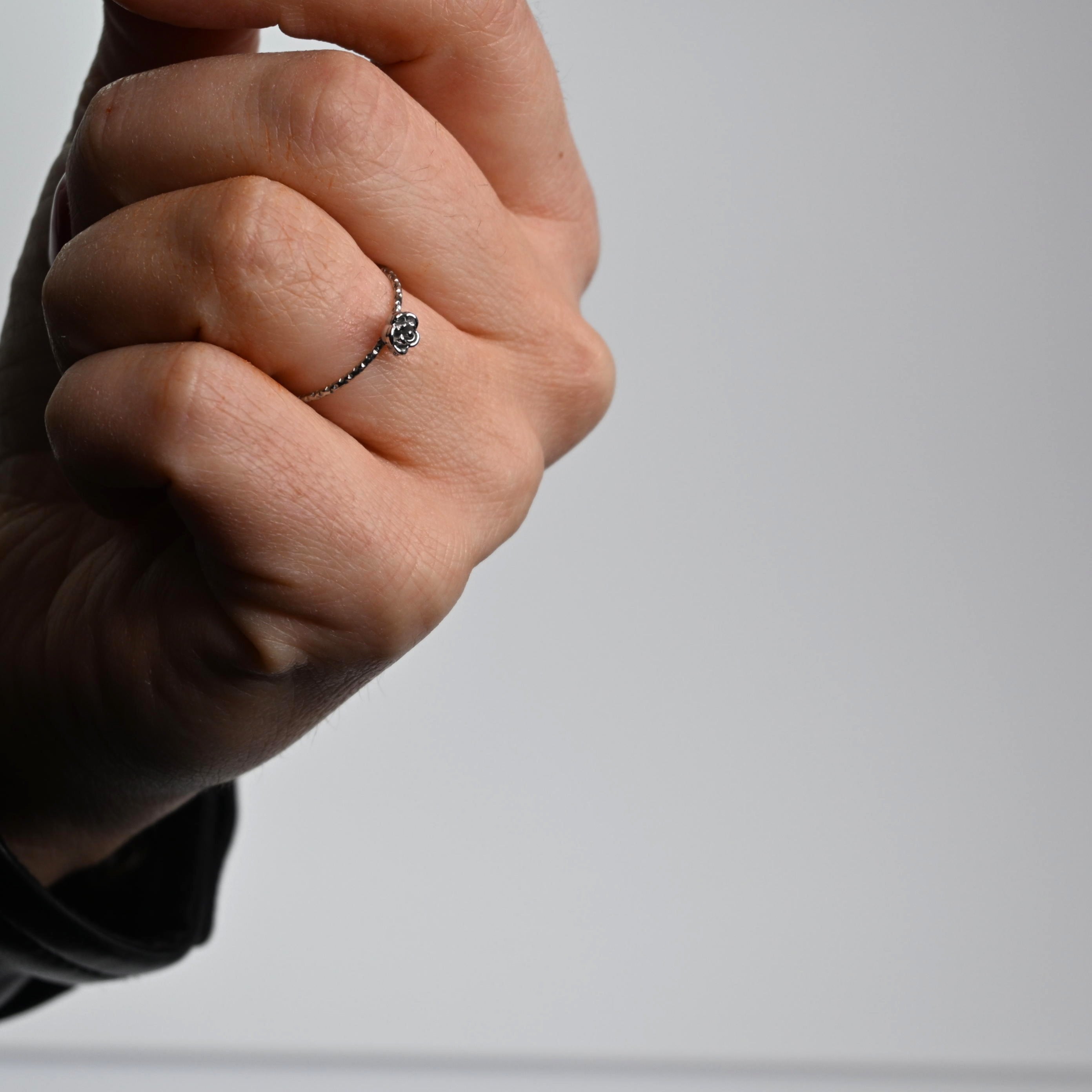 anello sottile con rosa - acciaio inossidabile 304