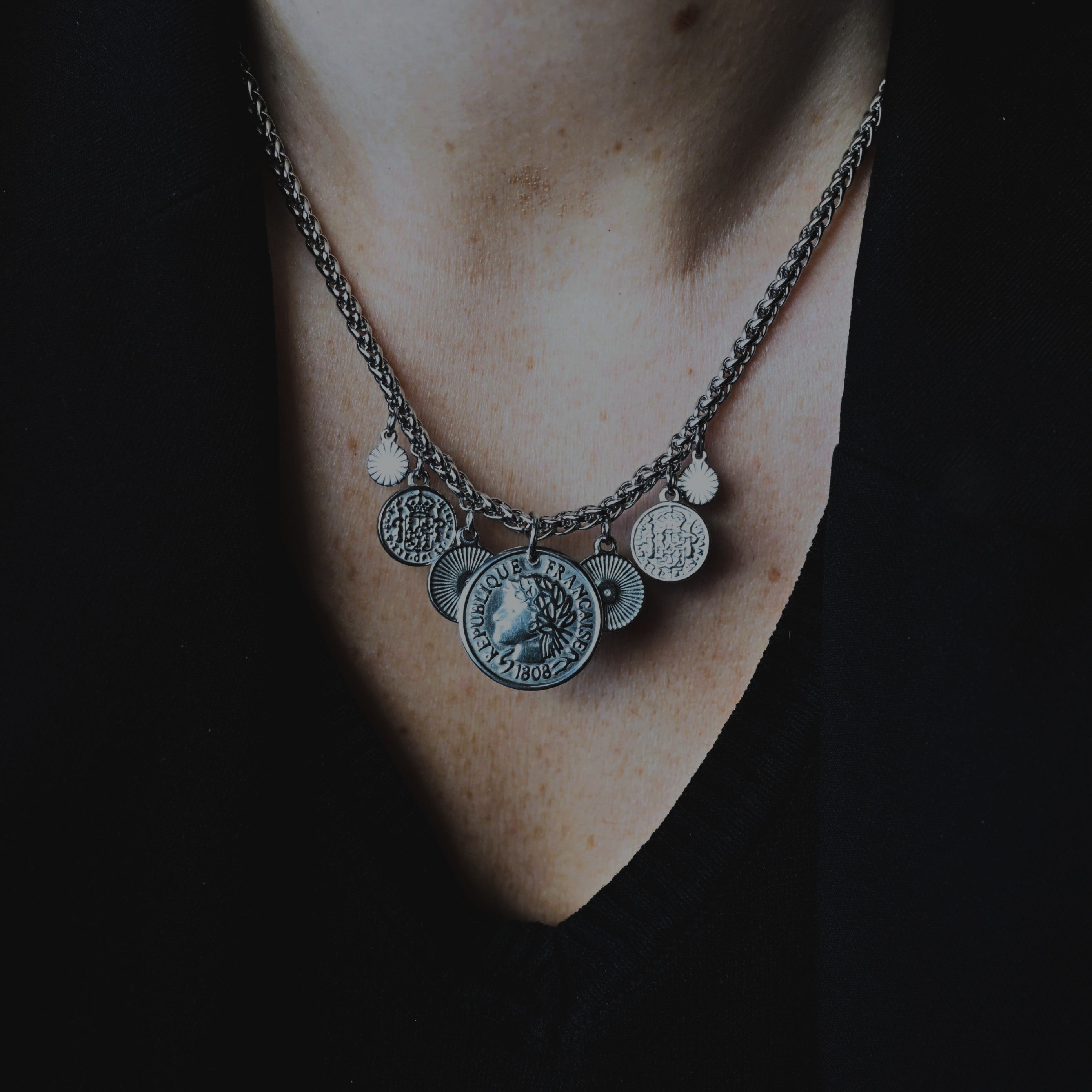 Collana Spiga con Medaglie e Moneta Francese – Acciaio Inossidabile