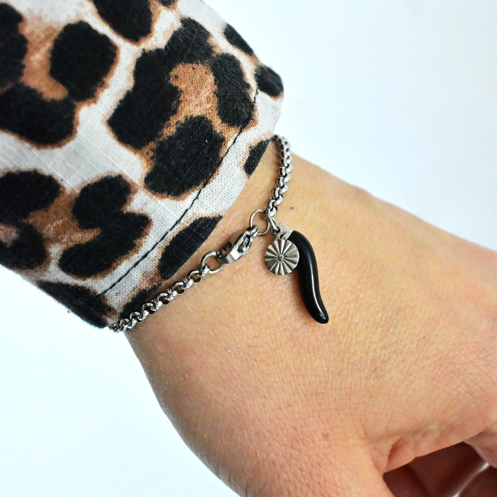 Bracciale Catena Rolò con Charm Corno Nero – Acciaio Inossidabile